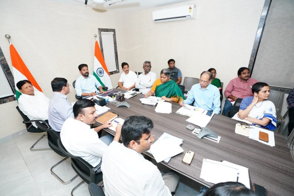 విద్యార్థుల యూనిఫాం మరింత ఆకర్షణీయంగా ఉండాలి: సీఎం రేవంత్ రెడ్డి